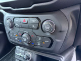 運転席・助手席の温度調節を個々に設定できるデュアルゾーンオートエアコンを装備しております。