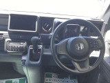 運転席まわりのようす。ドリンクホルダーや小物入れなどの収納も複数あり。