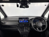 運転席回りはすっきりとした見た目で視野も広く運転がしやすいですね。