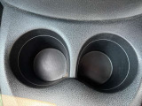 シフトレバーの近くにドリンクホルダーがついてます!運転中でも使いやすい位置です(*^▽^*)