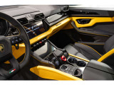 Bicolor Leather Interior with Contrast Stitching