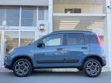 樹脂製サイドプレートには4&times;4の刻印が施されています。