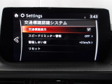 フォワードセンシングカメラで認識した交通標識をアクティブドライビングディスプレイに表示し、交通標識の見落とし防止を図り、安全運転を支援します。