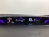 デジタル表示のスピードメーターとタコメーターを大きく配した見やすいメーター部になっています。左側のインフォメーション画面でオドメーターや燃費などの情報を確認できます。
