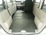 軽バンの荷室に、かつてない広さを。助手席スペースも荷室のように使える空間づくりを考え、助手席を収納して、テールゲートからリアシート、助手席まで、床が低くつながる広びろとした空間を実現しています。