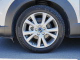 18インチ純正アルミホイールを装備。タイヤサイズは215/55R18となります。