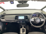 水平基調でスッキリとしたフロントビュー。広く見渡せて運転に安心をもたらします