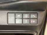 Hondaセンシング用の、VSA(ABS+TCS+横滑り抑制)解除と路外逸脱抑制機能のオンオフスイッチなどはハンドルの右側に装備しています。