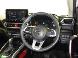 運転の際、常に目にする部分だけにシックで飽きのこないデザインが良いですね。