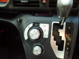 インバネシフトギアなので、運転席から助手席へウォークスルーが可能です。オートエアコンです。便利な買い物フックも装備です。
