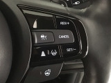 【アダプティブ・クルーズ・コントロール】予め設定した車速内でクルマが自動的に加減速。 前走車との適切な車間距離を維持しながら追従走行し、高速道路でのドライバーの疲労を軽減してくれる嬉しい機能付♪