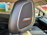 室内で音質にいい音楽を聴きながら運転しませんか?「BOSE」のスピーカーがヘッドレストについています。