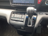 オートエアコンで、毎日のドライブを快適に。温度、風量を自動で調整し、理想的な車内環境を提供します。