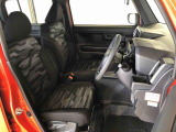 運転席の座面高さを調整できるシートリフターが付いています。