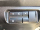 インストパネル右下には、エマジェンシーブレーキ等安全装備のキャンセルスイッチとステアリングヒーター・車両接近通報装置・充電ポートリットが並んでます
