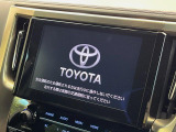 【メーカー純正ナビ】インテリアに溶け込むスタイリッシュな「専用設計」メーカーナビを装備♪視認性や操作性など基本性能にも優れ、より上質なカーライフをお楽しみいただけます。