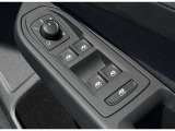 運転席ドアに集約されたパワーウィンドウスイッチで、全窓をスマートに操作できます。