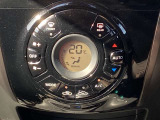 オートエアコン搭載車です。風量を自動で調節します。