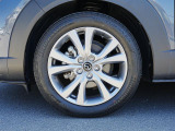 18インチ純正アルミホイールを装備。タイヤサイズは215/55R18となります。