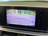 【バックカメラ】駐車時に後方がリアルタイム映像で確認できます。大型商業施設や立体駐車場での駐車時や、夜間のバック時に大活躍!運転スキルに関わらず、今や必須となった装備のひとつです!