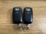 【スマートキー】 スマートキーを携帯していれば、ドアハンドルのボタンを押すだけでロックの解除ができます。