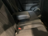 アームレストも付いて長距離でも快適に過ごせる後席です。