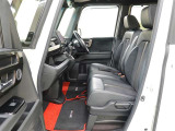 ベンチシートで運転席から助手席への移動もスムーズです!