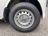スチールホイールに装着の画像です。タイヤサイズは145/80R12 80/78N LT。