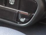 【シートヒーター(運転席のみ)】2段階で温度調節が可能なシートヒーターです。エアコンよりも早く温まるので、寒い日もカラダを温め、快適にドライブできます。