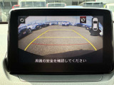 【バックモニター】後方の障害物や歩行者を確認できるバックモニター。狭い駐車場や混雑した場所でも安心して車を操作できます。