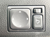 【電動格納ミラー】サイドミラーは電動格納式となっており、狭い駐車場でもキズがつくリスクを抑えられます。