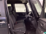 【ベンチシート】運転席と助手席の移動もスムーズ!狭い駐車場での乗り降りや、お子様の乗り降りにも便利です。座席の間にコンソールボックスやドリンクホルダーがないため、車内空間が広く感じます。