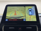 真上から見下ろしたような視点で車とその周囲を確認出来る画面と、車両後方を映し出すバックモニター画面の2つを表示してくれます。