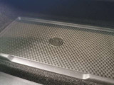 【ワイヤレスデバイスチャージング】置くだけでスマートフォンを充電することが出来ます。インテリアに溶け込んでおり、ラグジュアリーな雰囲気を損なうことはありません。