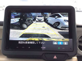 【バックカメラ】運転が苦手な方も車庫入れラクラクです!ギアをリバースに入れれば自動的に切り換わりますので、面倒な操作は不要です♪狭い駐車場もお車を傷つけず安心ですね!