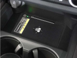 ◆ワイヤレス充電器◆ワイヤレス充電規格Qiに適合した機器を充電エリアに置くことで使用できます。
