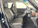 乗降がしやすい運転席。高さが調節できて小柄な方でも運転しやすいポジションをとることができます。