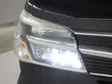 LEDヘッドライトには、対向車のヘッドランプなど前方の明るさを検知し、ハイビームとロービームを自動で切り替えるオートハイビームが装着されています。