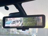 【インテリジェントルームミラー】後席の大きな荷物や同乗者で後方が確認しづらい時でも安心!カメラが撮影した車両後方の映像をルームミラー内に表示。クリアな視界で状況の確認が可能です!