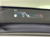 ●ヘッドアップディスプレイ:現在の速度や走行情報をデジタル表示で運転席前方のガラスに投影!運転中、視線をずらさず必要な情報を確認できるのでとっても便利で安心!