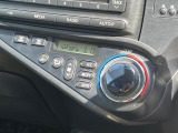 【オートエアコン】一度お好みの温度に設定すれば、車内の温度を検知し風量や温度を自動で調整。暑い&hellip;寒い&hellip;と何度もスイッチ操作をする必要はありません。快適な車内空間には必須の機能ですね♪