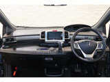 操作性に優れた運転席となります!小物入れや各ボタンの配置にこだわり、使いやすいです!座り心地もよく視認性も良好なのでロングドライブもお任せ下さい!