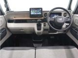 ◆視界広々で非常に運転しやすくロングドライブでも疲れを感じさせないすっきりとまとまったインパネ周りです。