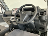 【インパネ】運転のしやすさを最優先に設計された見晴らしの良いフロントビュー。車両間隔が掴みやすく狭い道でも安心♪「安全」と「品質」を最優先に、安心してお乗りいただけるクルマを提供いたします。