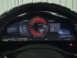 16インチの湾曲デジタル・インストルメントクラスターを採用。ナビゲーションや車両情報をドライバーの視線移動を最小限に集約して表示します。