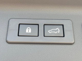 【パワーバックドア】スマートキーや運転席のボタンを押すだけでリアゲートが自動で開閉します!荷物を持っている時や、高い位置にあるバックドアを閉める際に便利な機能です♪