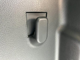荷室にも便利なショッピングフックがあります。