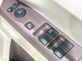 【電動格納ミラー】サイドミラーは電動格納式となっており、狭い駐車場でもキズがつくリスクを抑えられます。