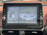 アラウンドビューモニターです。4つのカメラからの映像を合成・処理することで空から見下ろすような視点で周囲を確認でき、駐車時のクルマの位置確認がスムーズになります。
