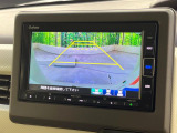 【バックカメラ】駐車時に後方がリアルタイム映像で確認できます。大型商業施設や立体駐車場での駐車時や、夜間のバック時に大活躍!運転スキルに関わらず、今や必須となった装備のひとつです!
